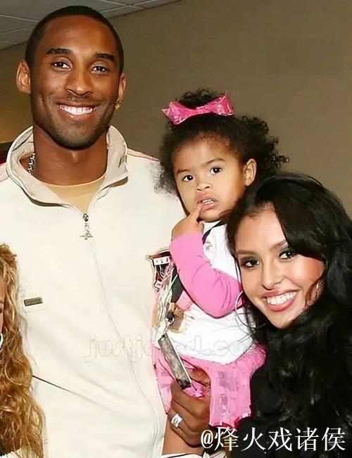 科比与瓦妮莎教女儿们镜头前微笑,结果孩子们展现出萌态假笑 科比与瓦妮莎教女儿们镜头前微笑,结果孩子们展现出萌态假笑