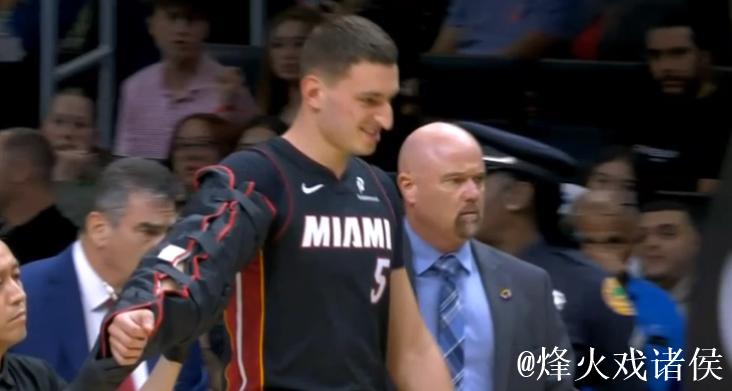 约维奇遭犯规扣篮失衡摔落,手肘受伤需护臂保护下场治疗 约维奇遭犯规扣篮失衡摔落,手肘受伤需护臂保护下场治疗